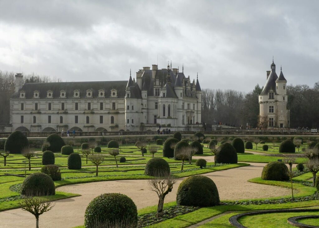 vue-de-face-du-chateau-de-chenonceau-en-plein-jour