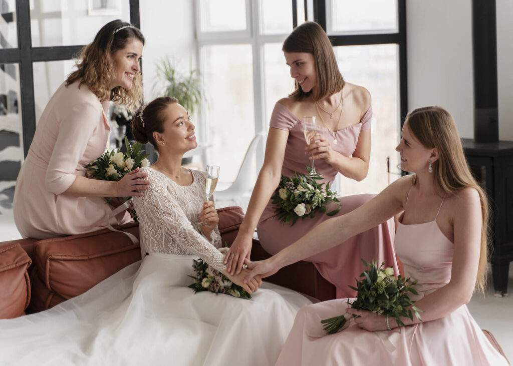 mariee-entouree-de-ses-demoiselles-d-honneur-avant-le-mariage