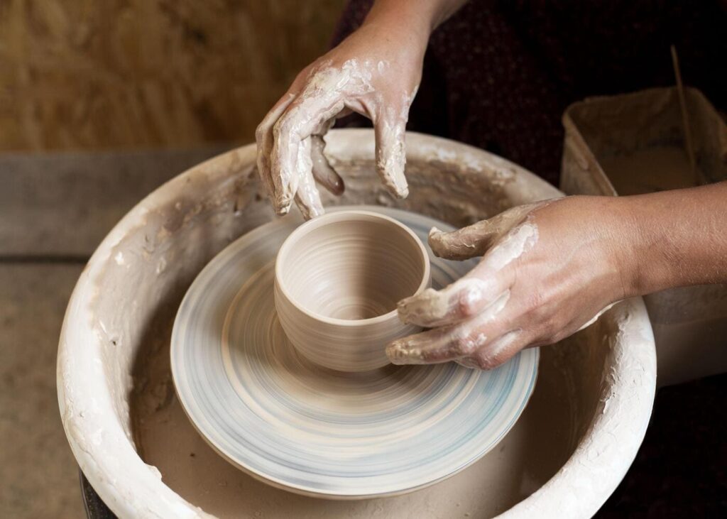 gros-plan-de-deux-mains-qui-font-de-la-poterie