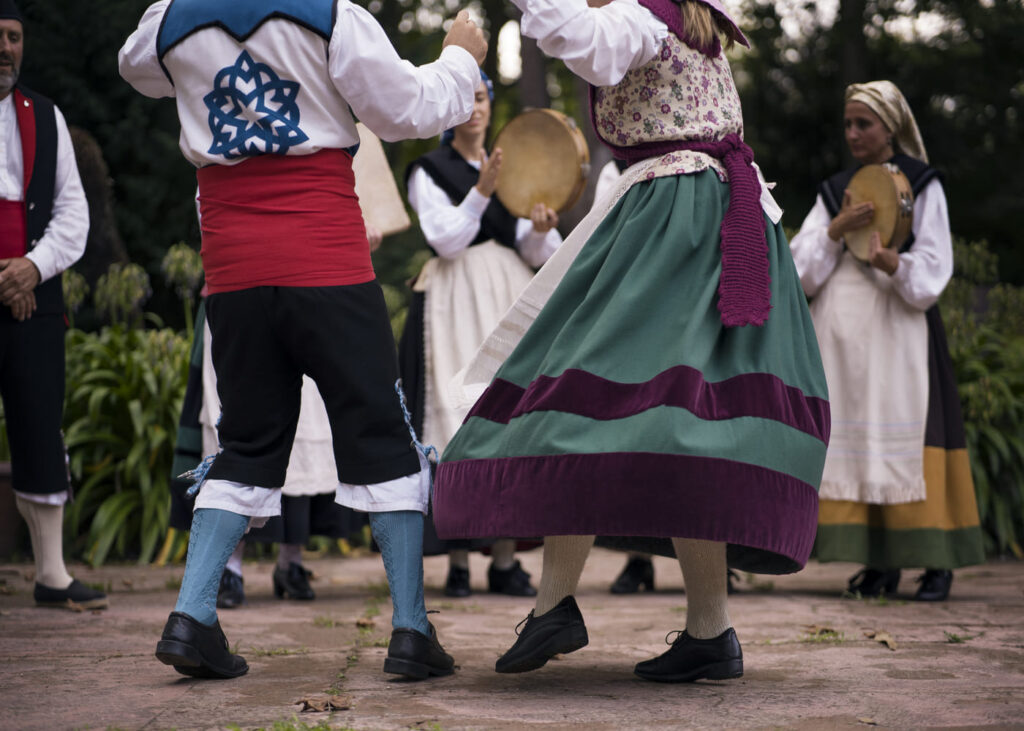 gros-plan-de-gens-en-train-de-faire-une-danse-folklorique