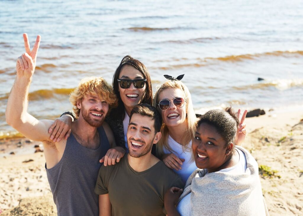 groupe-d-amis-au-bord-de-la-mer