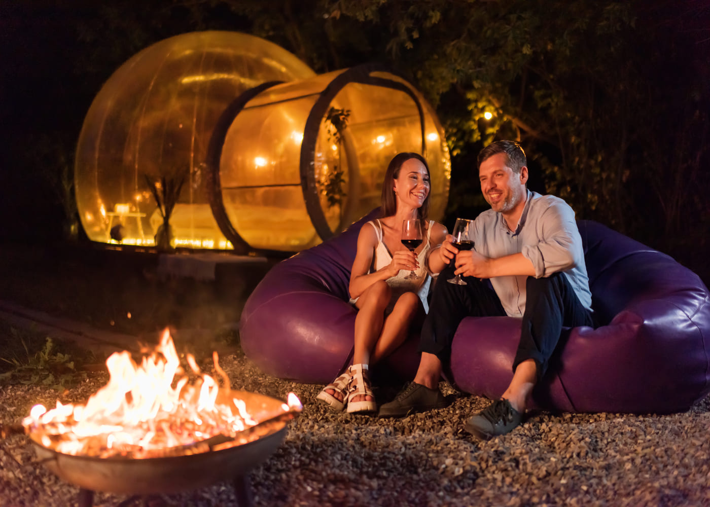 couple-qui-boit-du-vin-devant-une-bulle.jpg