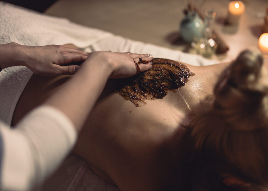 femme-qui-fait-un-massage-aux-huiles-essentielles-dans-un-spa.jpg