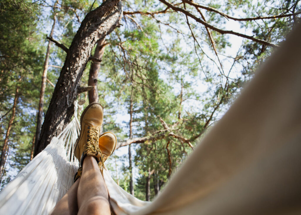 gros-plan-d-une-personne-allonge-dans-un-hamac-dans-une-foret