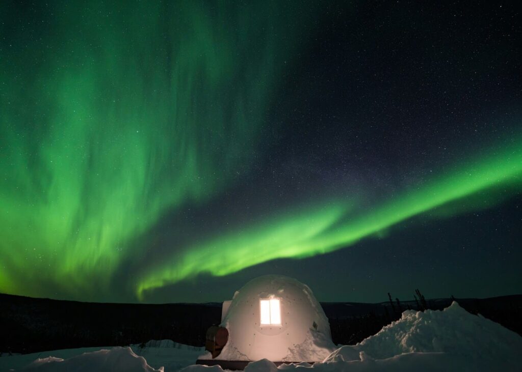 igloo-sous-les-aurores-boreales.jpg