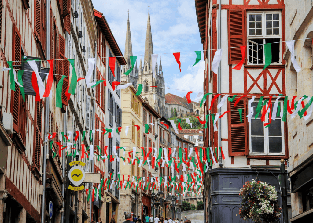ruelles-avec-maisons-aux-facades-colorees-de-bayonne