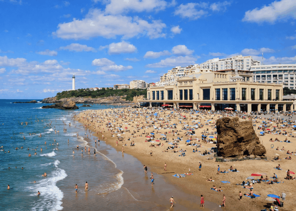 vue-panoramique-de-biarrite-avec-personnes-qui-se-baignent-au-bord-de-mer