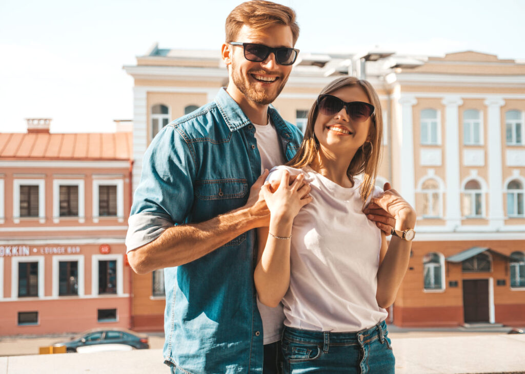 couple-en-vacances-dans-la-ville