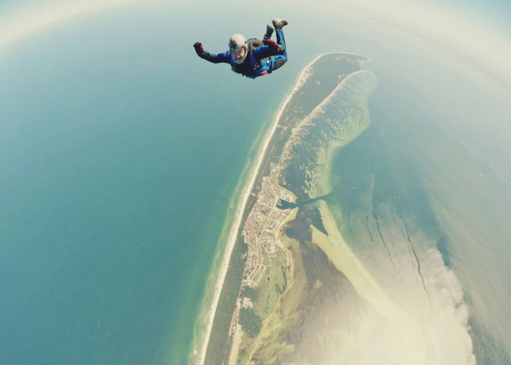 homme-qui-fait-un-saut-en-parachute