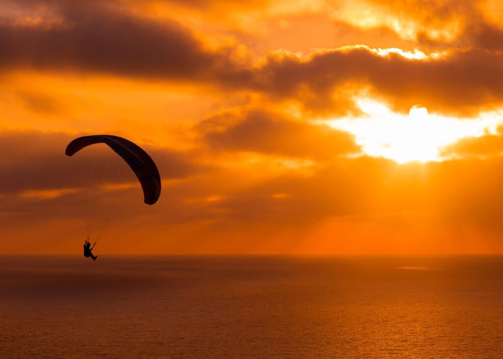personne-qui-fait-du-parapente-au-coucher-du-soleil.jpg