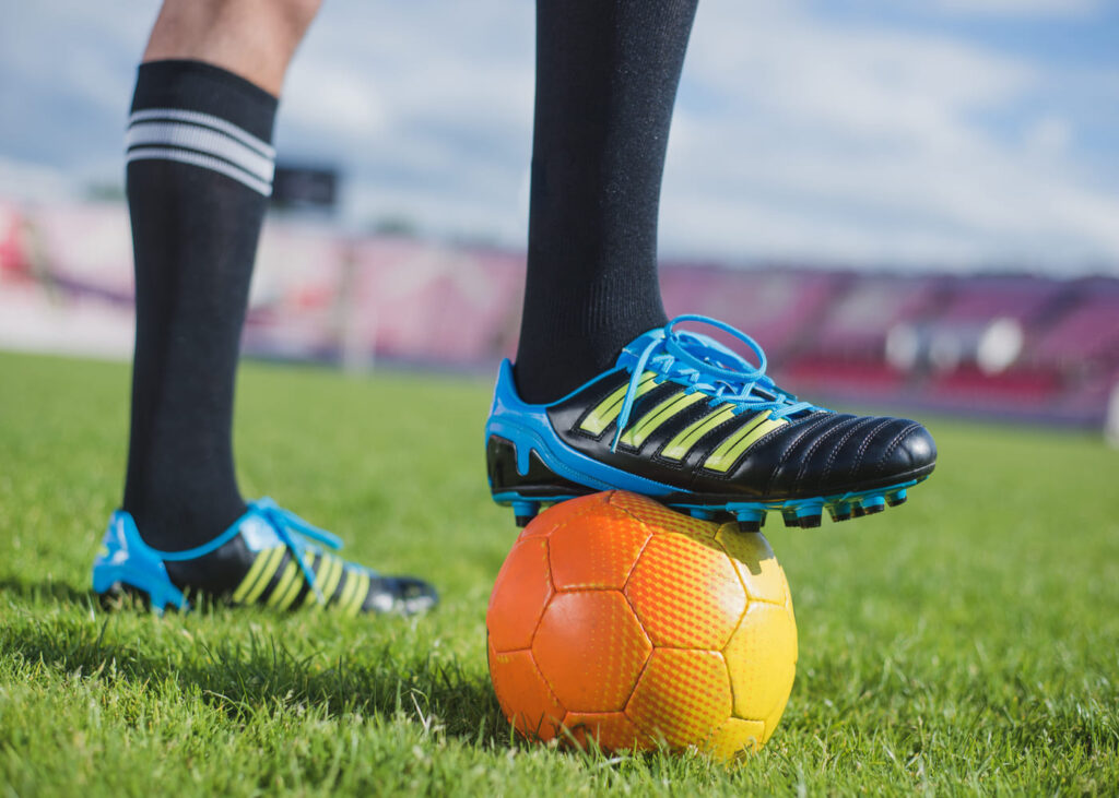 chaussures-de-football-sur-ballon-terrain