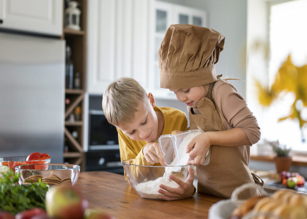 enfants-qui-cuisinent-a-la-maison