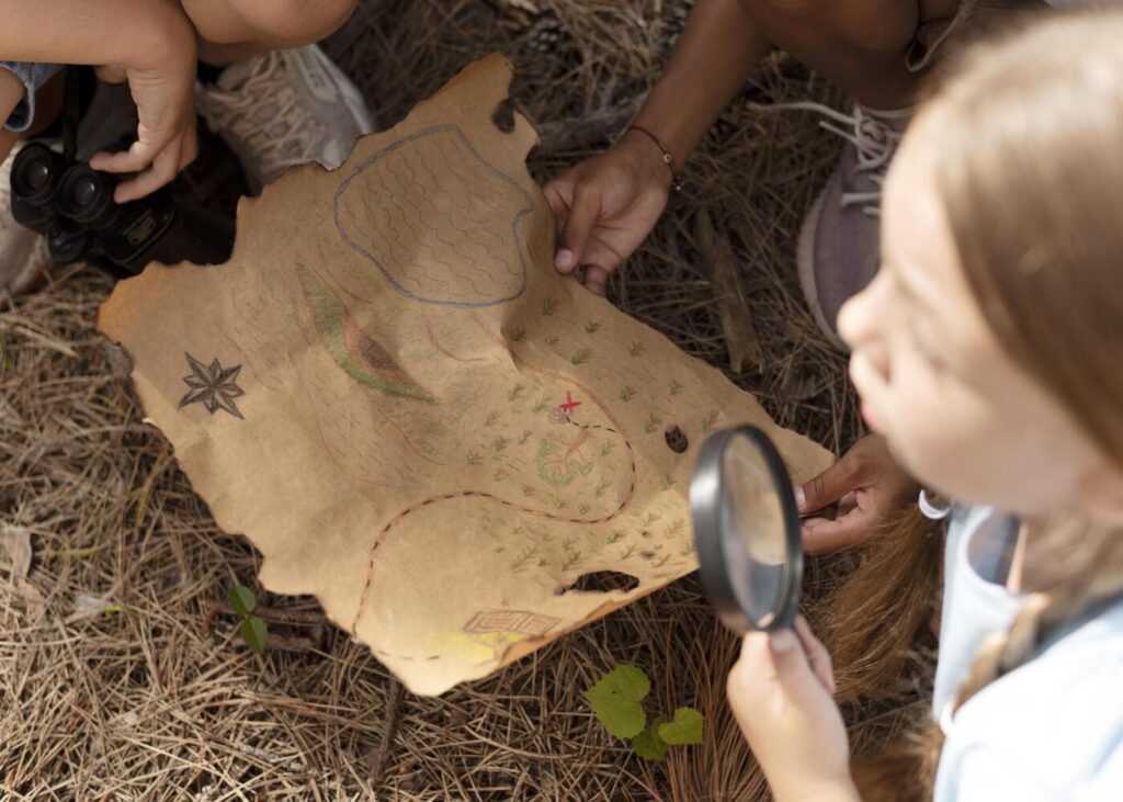 enfants-qui-font-une-chasse-au-tresor
