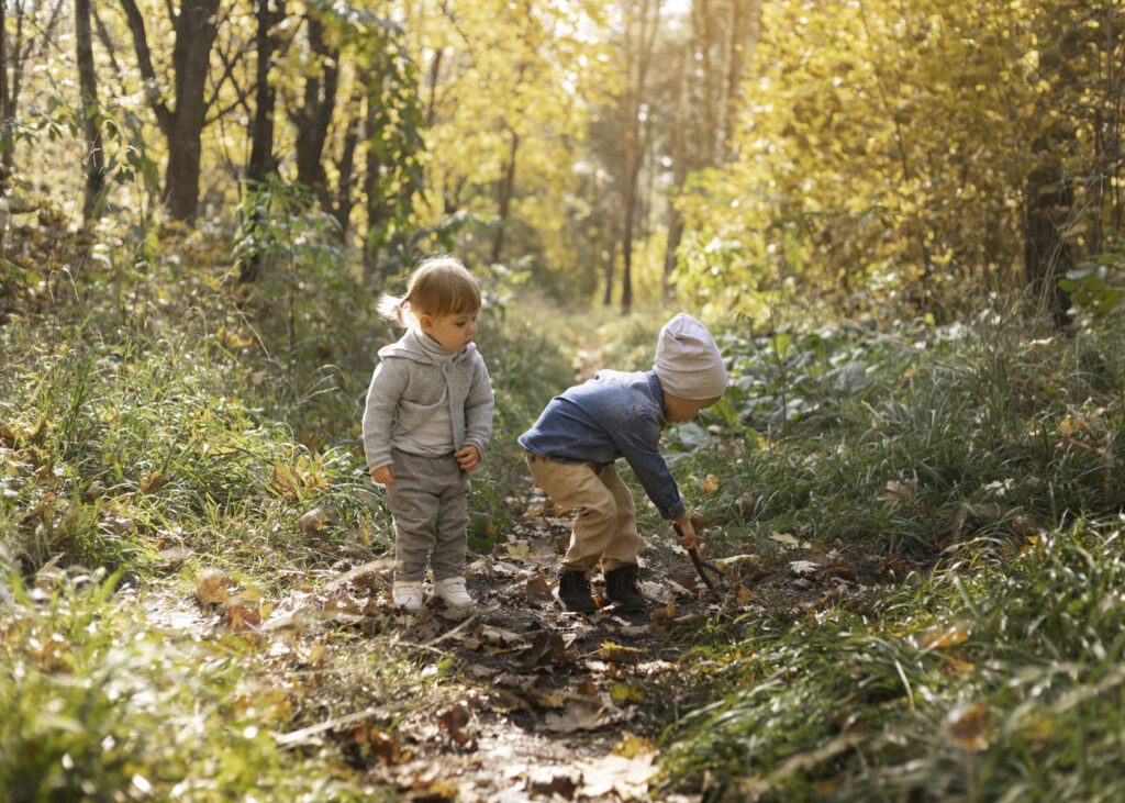 enfants-qui-passent-du-temps-dans-la-nature