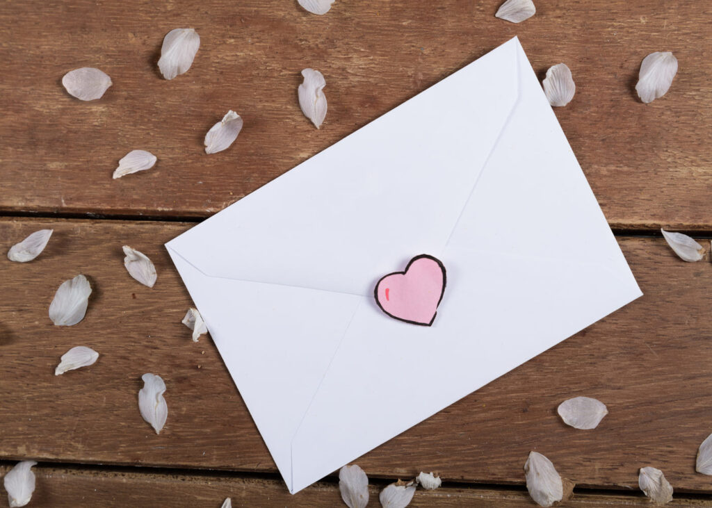 enveloppe-avec-un-sticker-coeur-dessus
