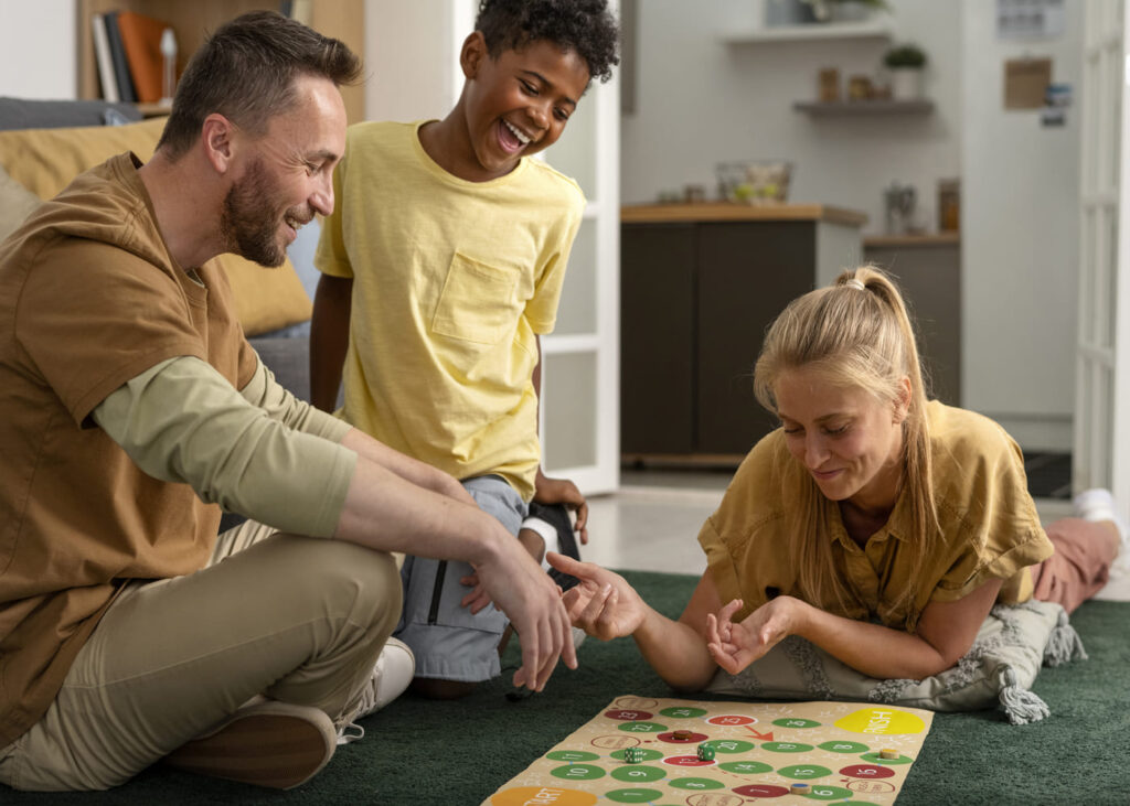 famille-qui-joue-ensemble-a-un-jeu-de-societe