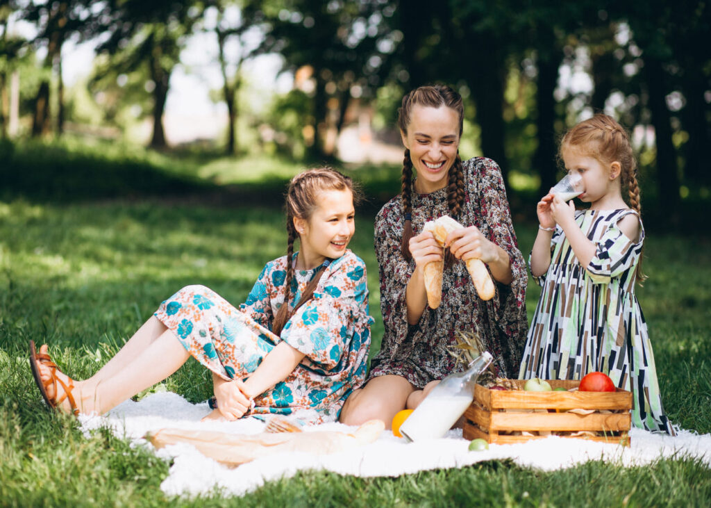 famille-qui-pique-nique-dans-un-parc