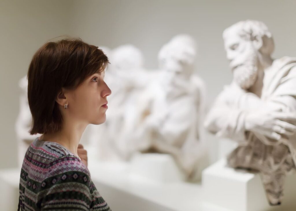femme-au-musee-qui-regarde-des-sculptures.jpg