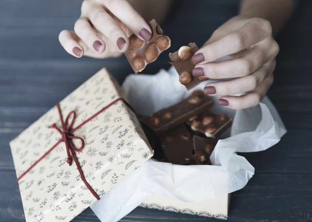 femme-avec-une-boite-de-chocolats