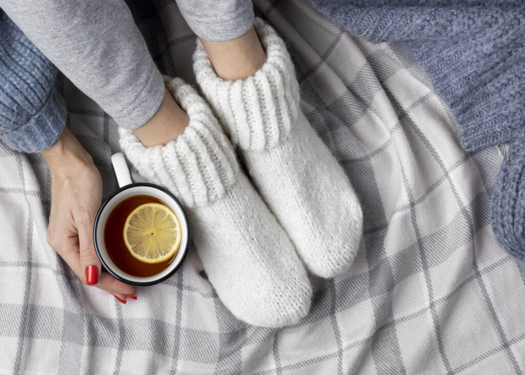 femme-en-chaussettes-avec-un-the-a-la-main