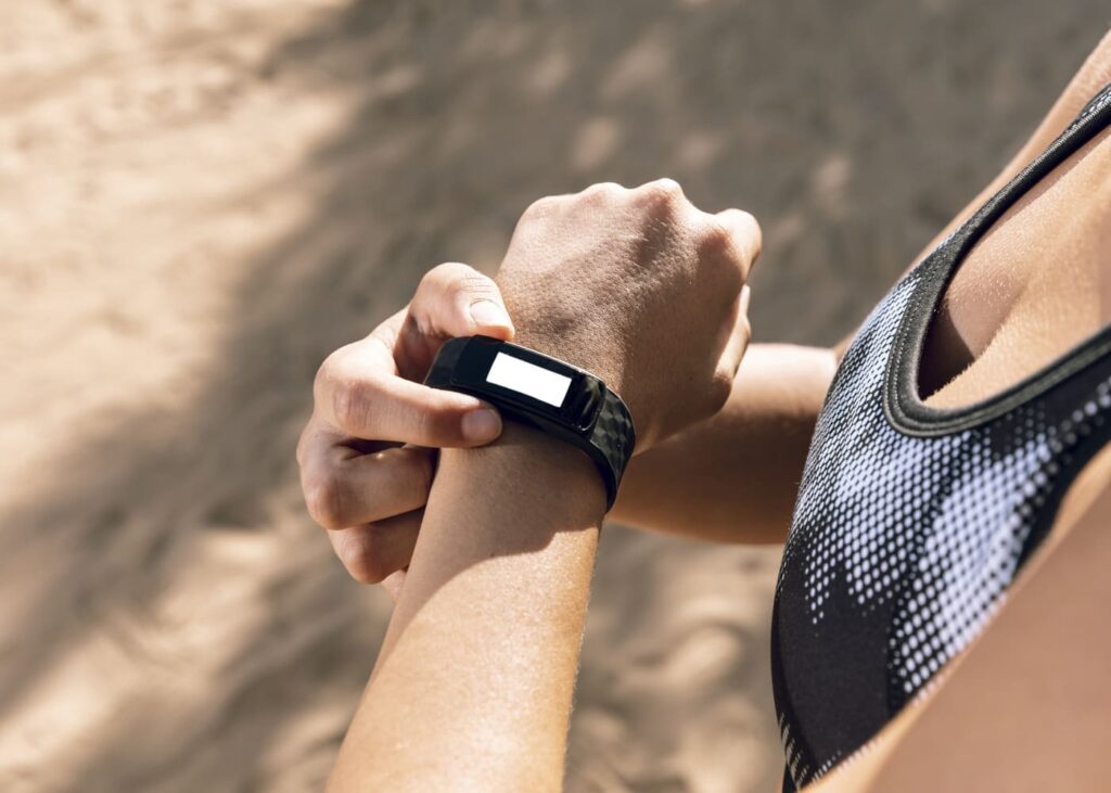 femme-en-tenue-de-sport-bracelet-connecte