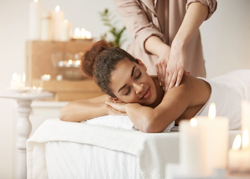 femme-en-train-de-se-faire-masser-en-institut