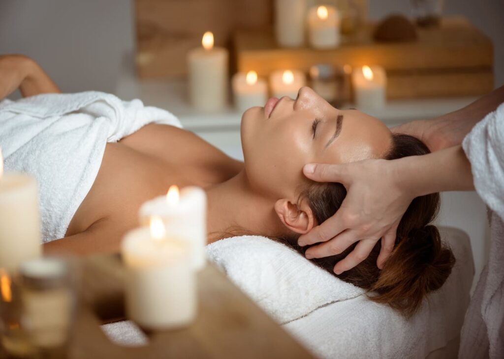 femme-en-train-de-se-faire-masser-le-visage-en-institut