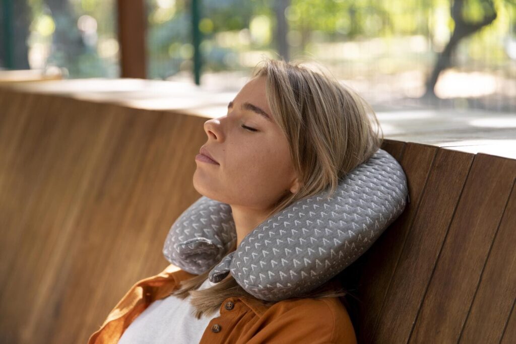 femme-qui-dort-coussin-ergonomique