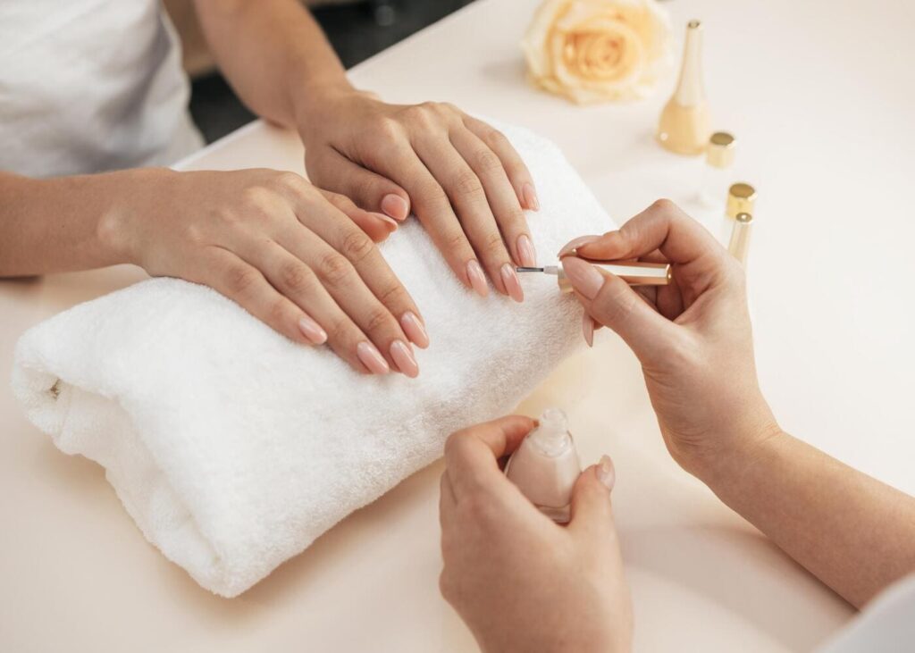 femme-qui-fait-une-manucure