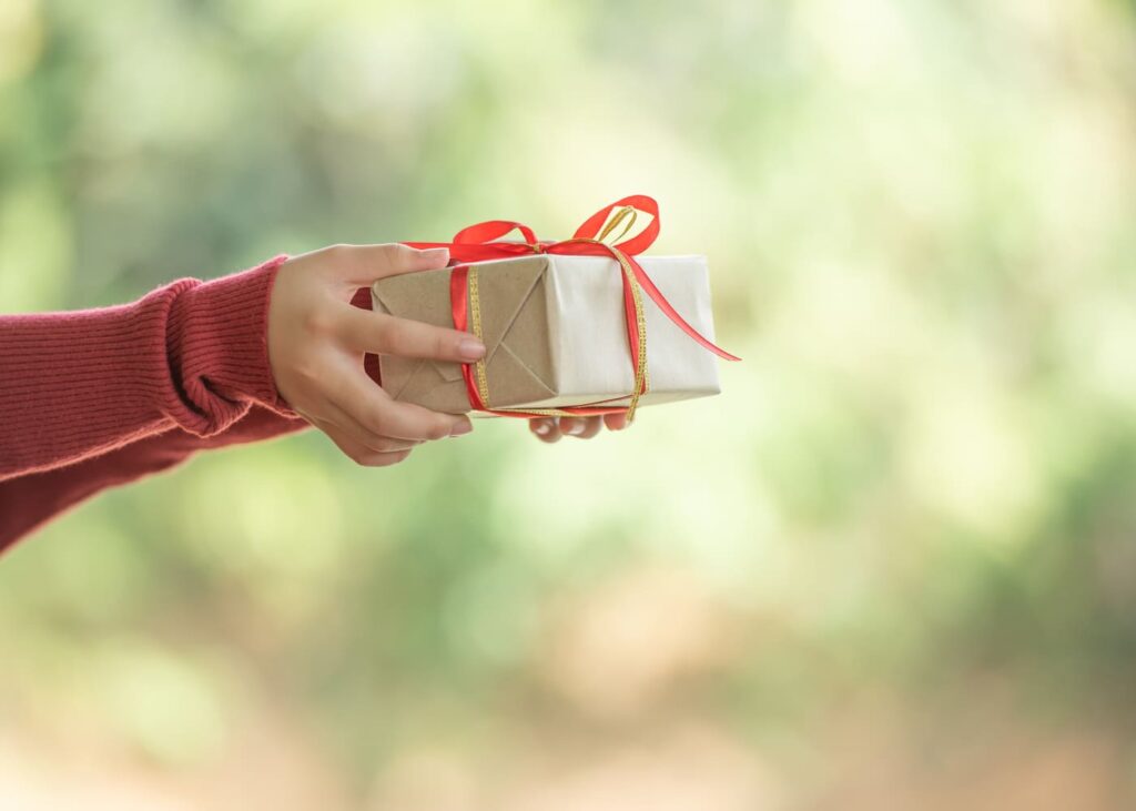 femme-qui-offre-cadeau