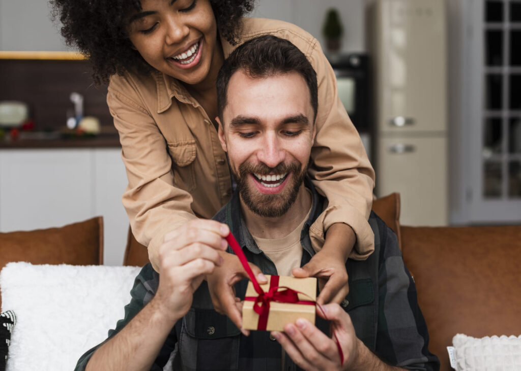 femme-qui-offre-cadeau-a-son-copain