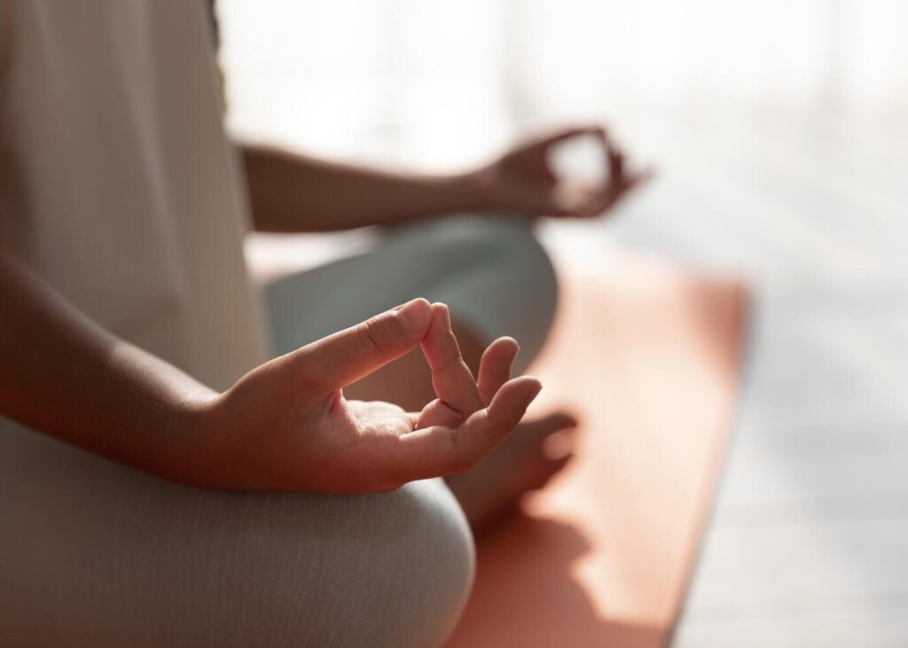 femme-yoga-tapis