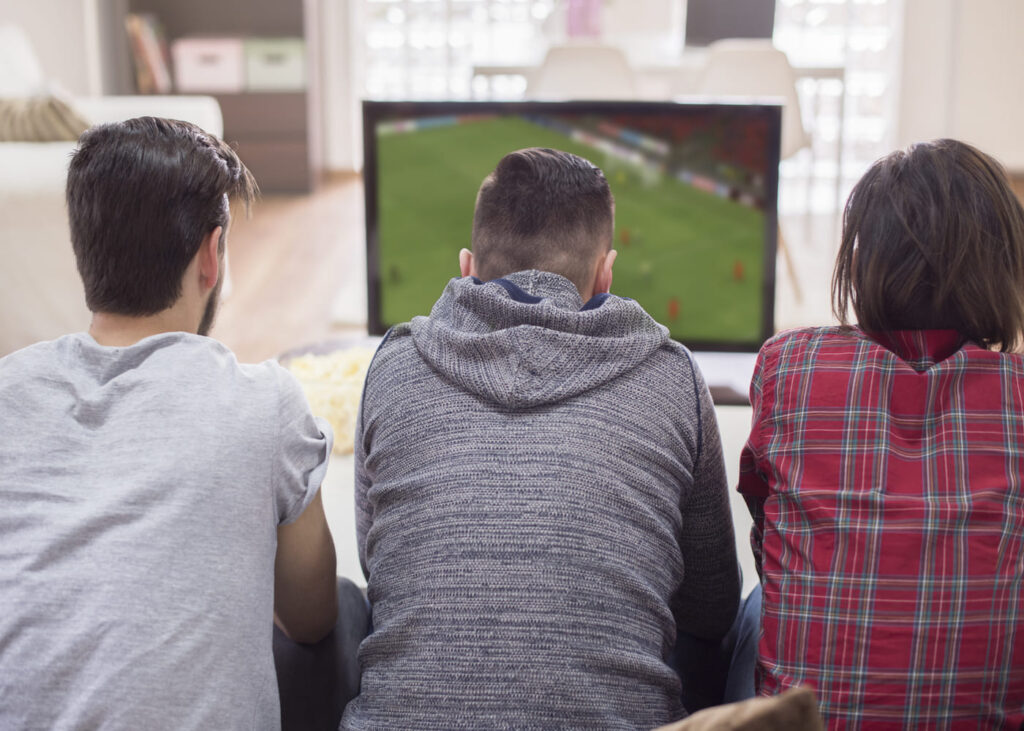 homes-regarder-foot-tele