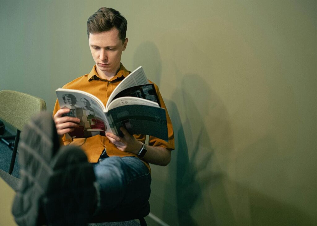 homme-qui-lit-un-livre