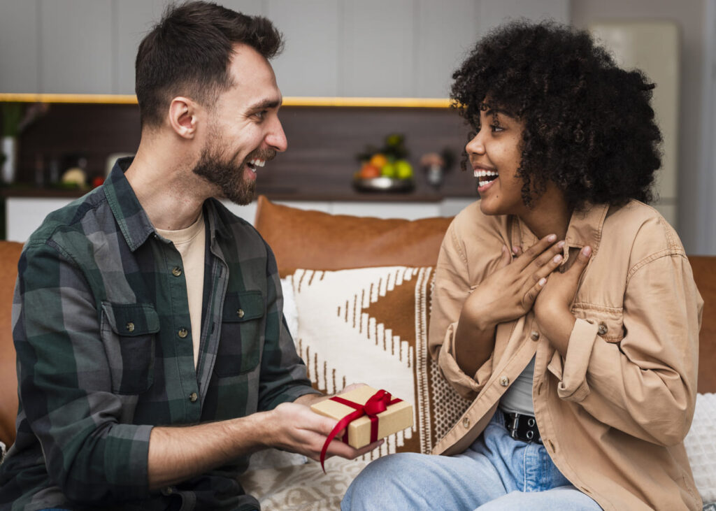 homme-qui-offre-un-cadeau-a-sa-copine