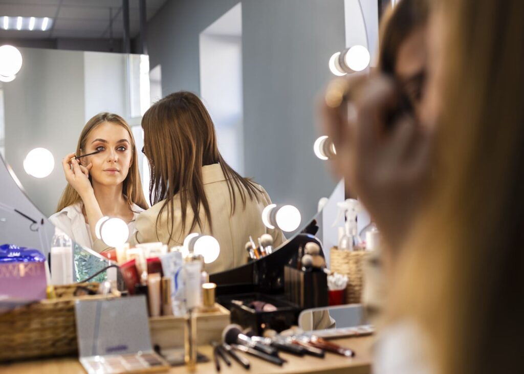 maquilleuse-qui-applique-du-mascara-sur-une-autre-femme