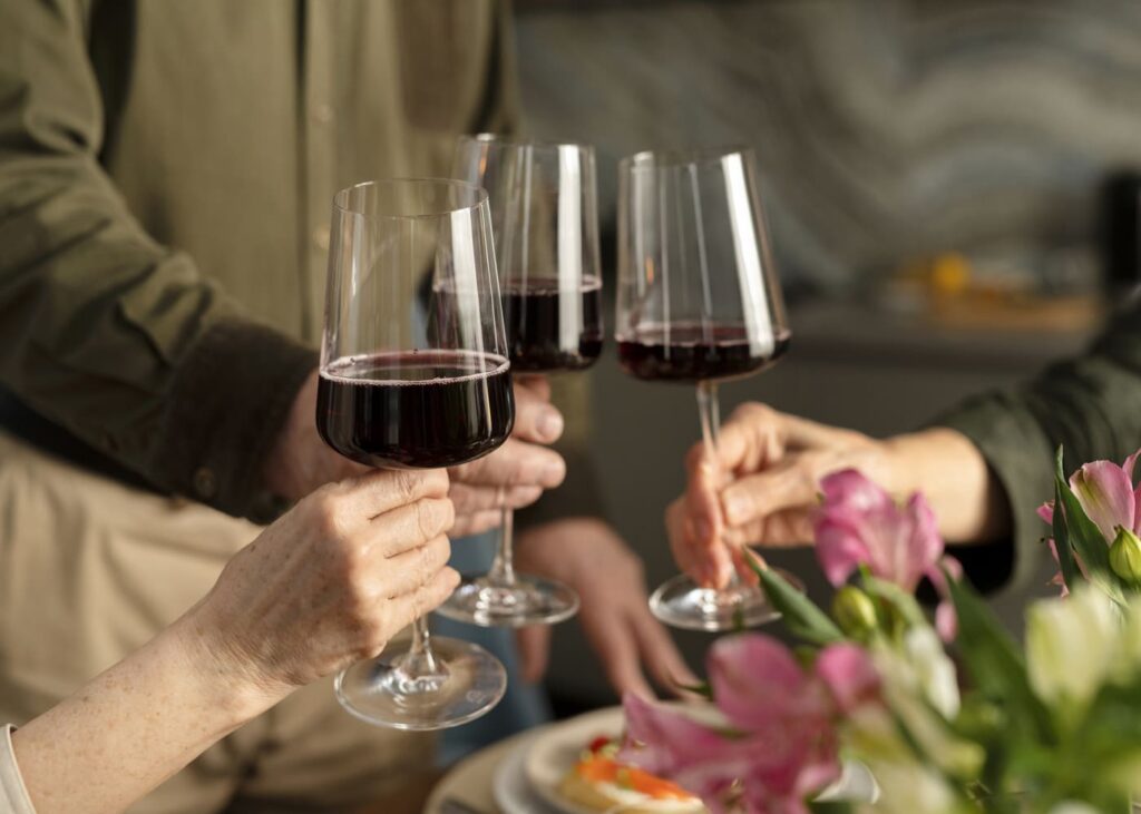 personnes-qui-trinquent-lors-d-une-degustation-de-vins.jpg