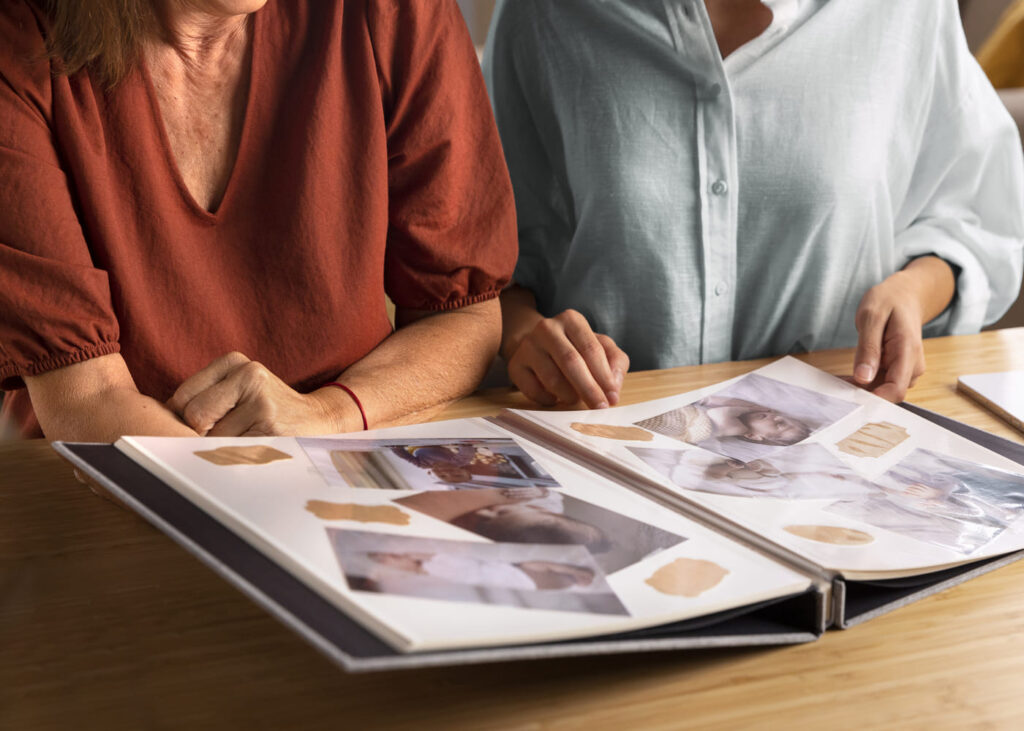 personnes-regardant-album-photo