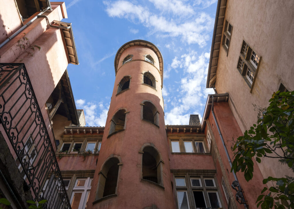 vieux-lyon-tour-rose.jpg