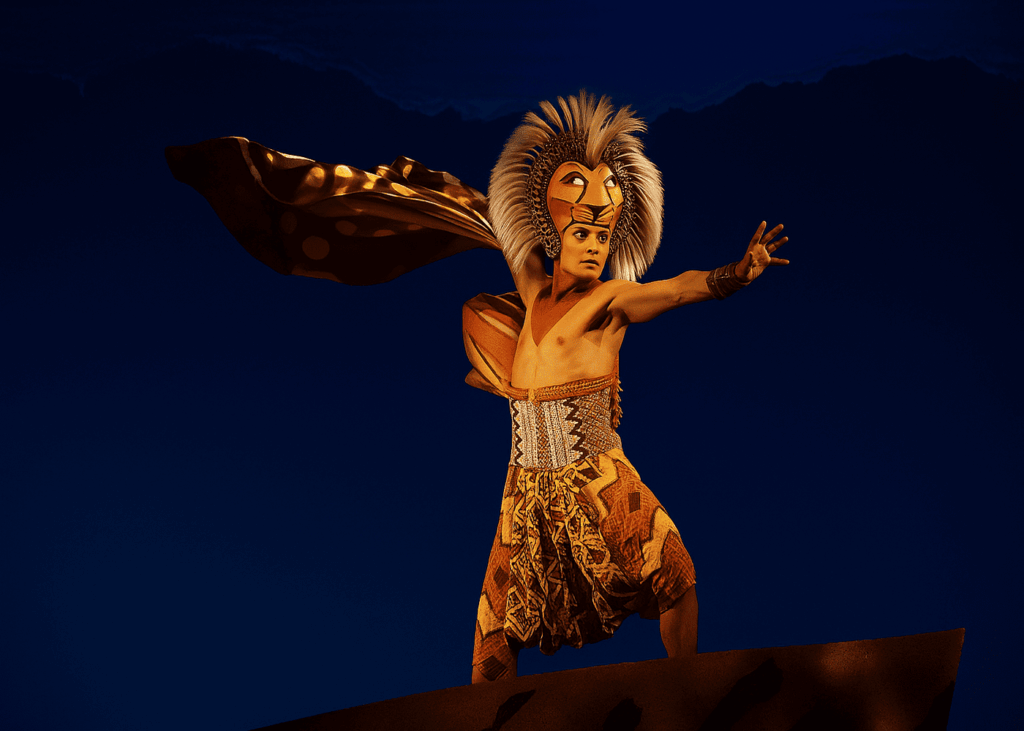 acteur-comedie-musicale-le-roi-lion-sur-scene