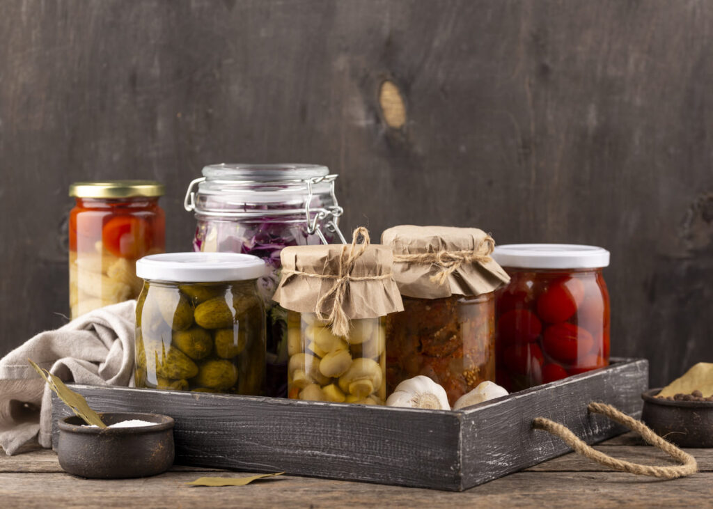 assortiment-de-bocaux-artisanaux-sur-un-plateau