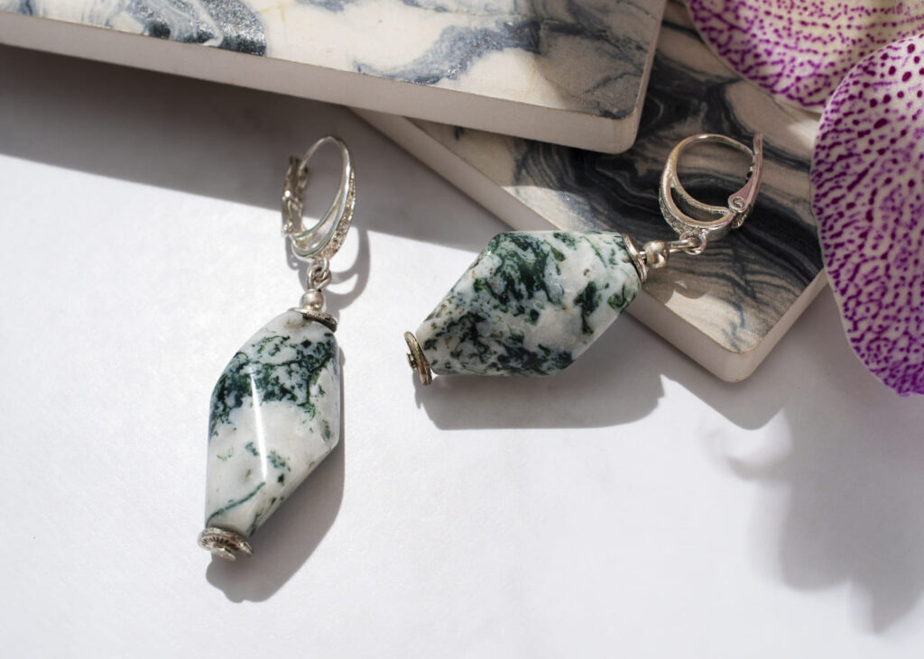 boucles-d-oreilles-avec-pierres-sur-une-table-blanche