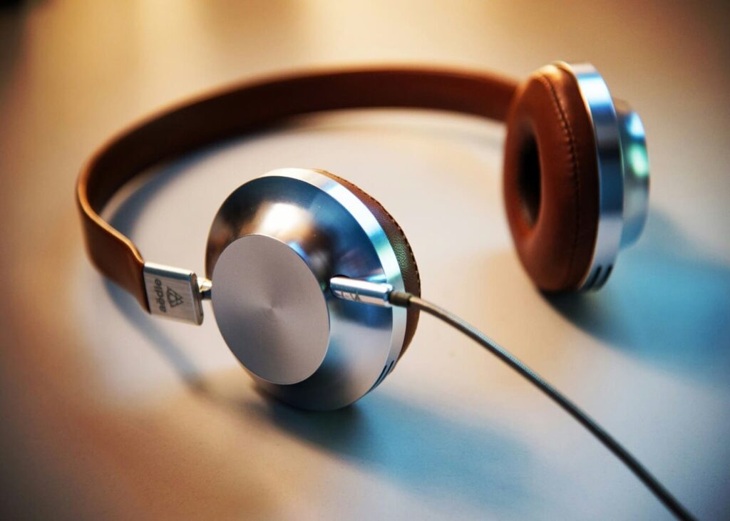 casque-de-musique-marron-avec-fil-pose-sur-une-table.jpg