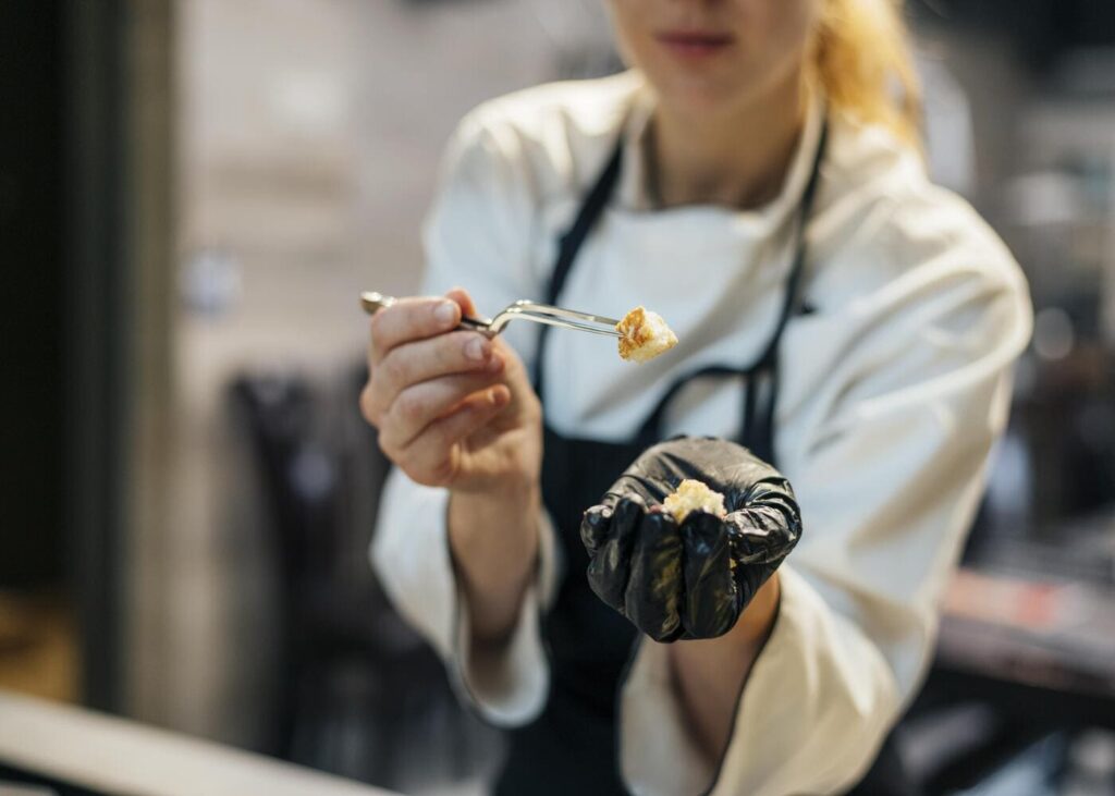 chef-cuisiniere-qui-teste-la-cuisson-d-un-plat