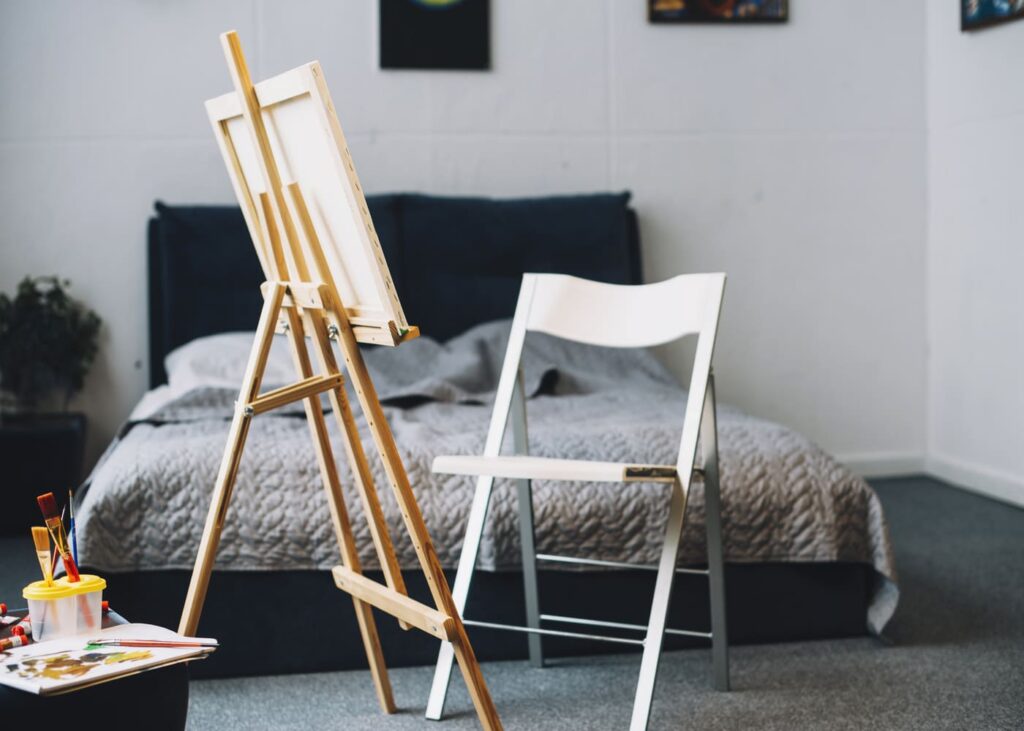 chevalet-avec-un-chaise-dans-une-chambre