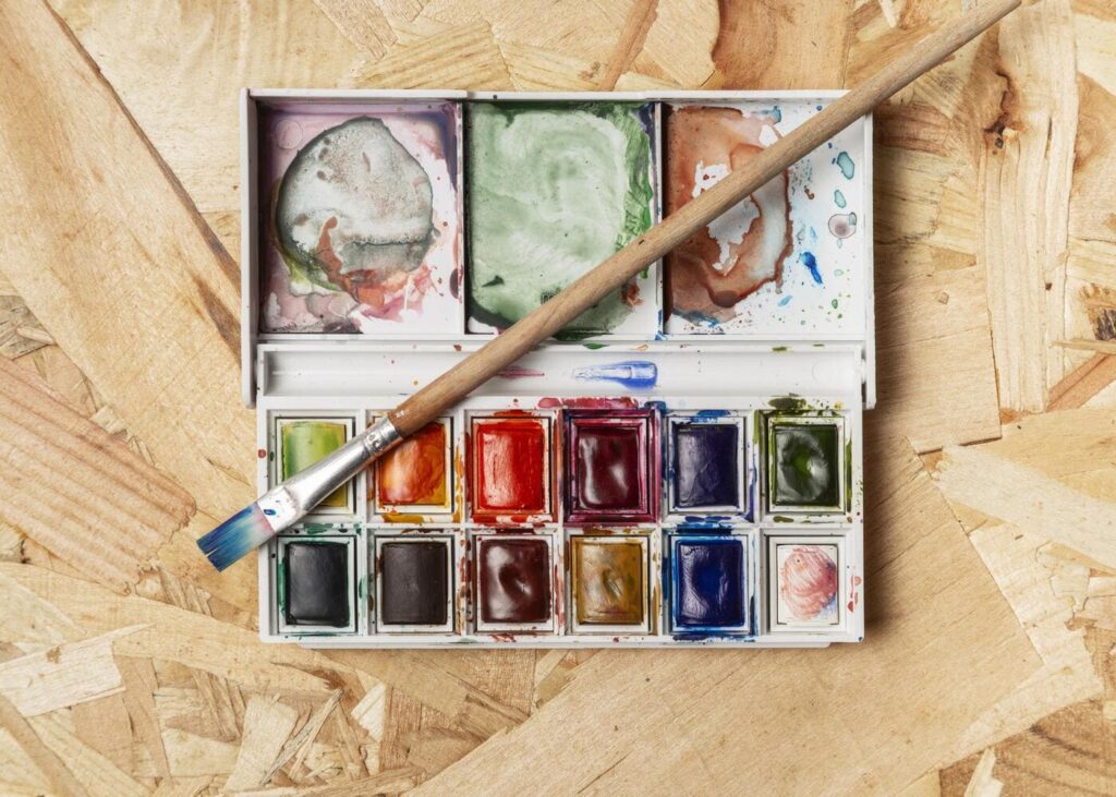 coffret-aquarelle-sur-fond-en-bois