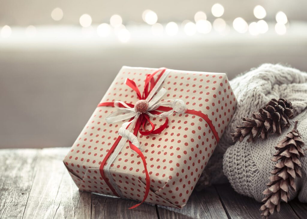 coffret-cadeau-depose-sur-un-plaid-avec-des-pommes-de-pins