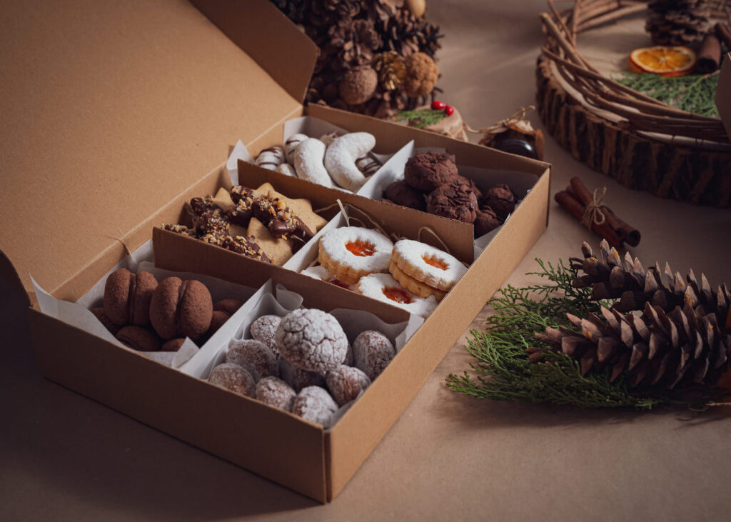 coffret-de-chocolats-pose-sur-une-table-decore-pour-noel