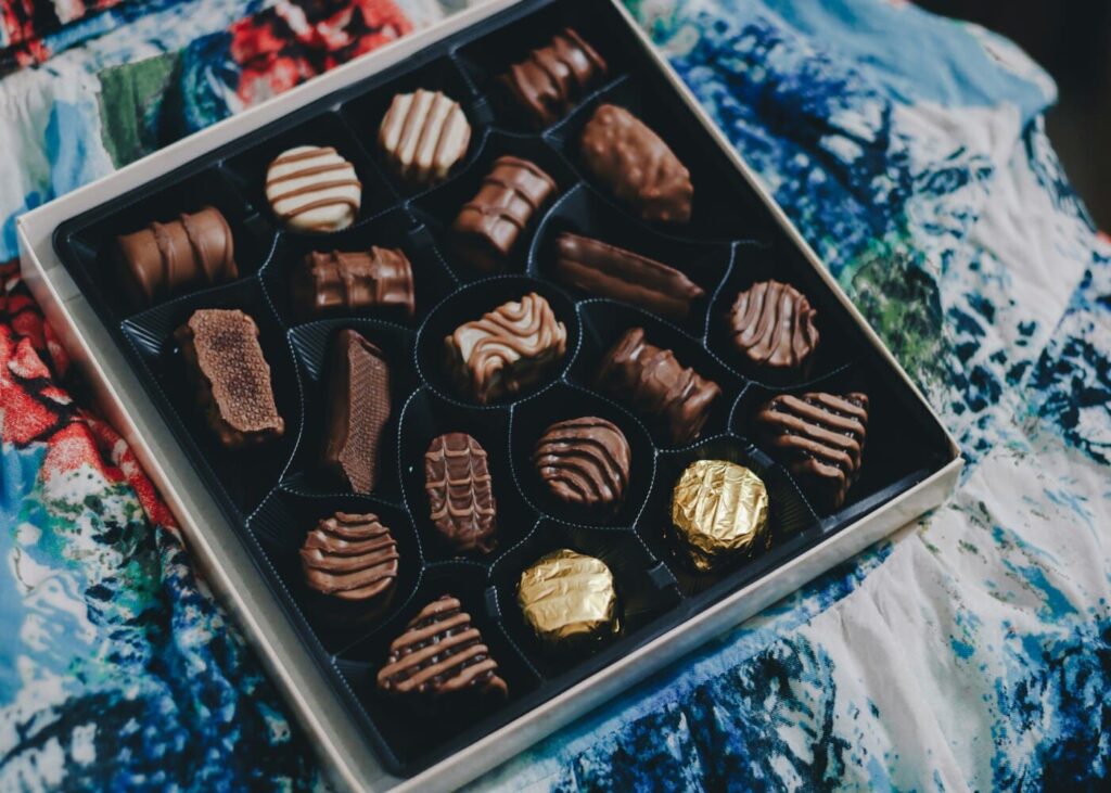 coffret-ouvert-sur-une-variete-de-chocolats