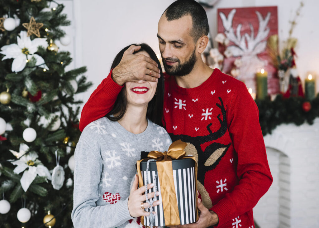 copain-qui-surprend-sa-copine-en-lui-mettant-une-main-sur-les-yeux-pour-lui-offrir-son-cadeau-de-noel